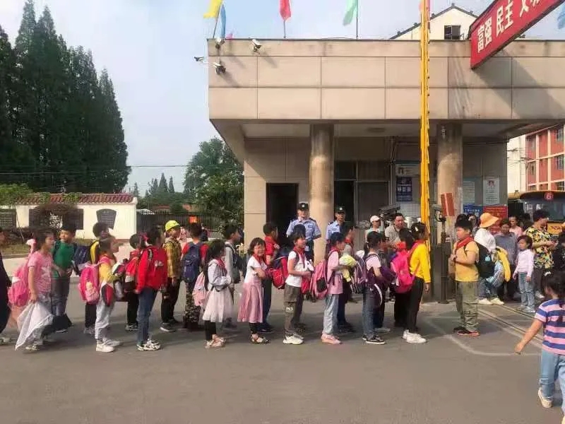汉寿公安：文明执勤  与爱同行