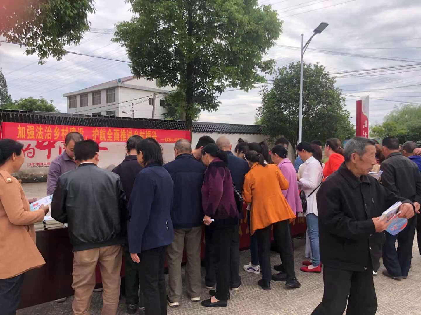 聂家桥乡：法治宣传进乡村    送法下乡暖人心
