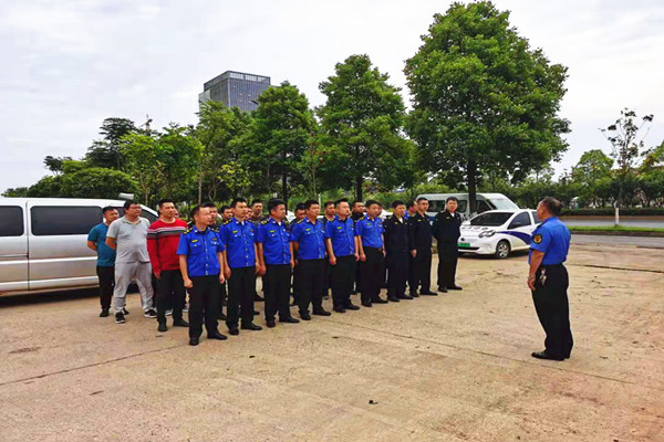 汉寿县城管执法局依法对汉寿大道旁一住宅小区违法建设进行强制拆除