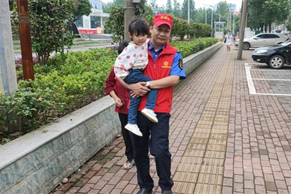 汉寿：奶奶接孙女放学迷路  志愿者安全护送到家