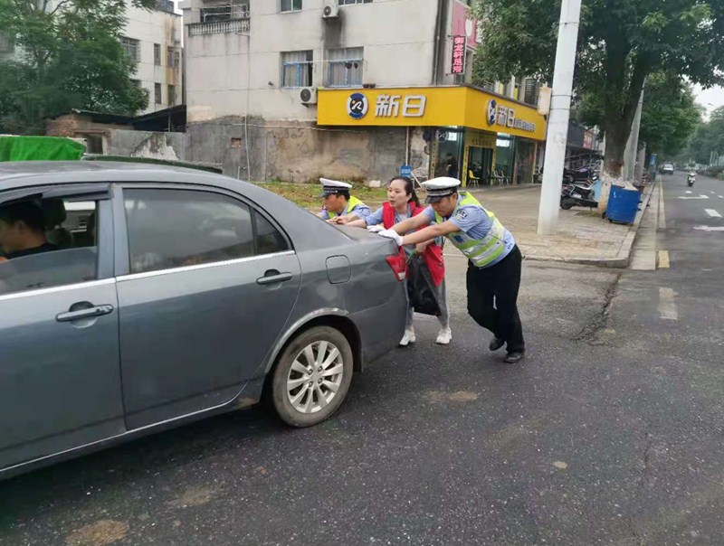 汉寿：小车抛锚路中央   警民推车援助