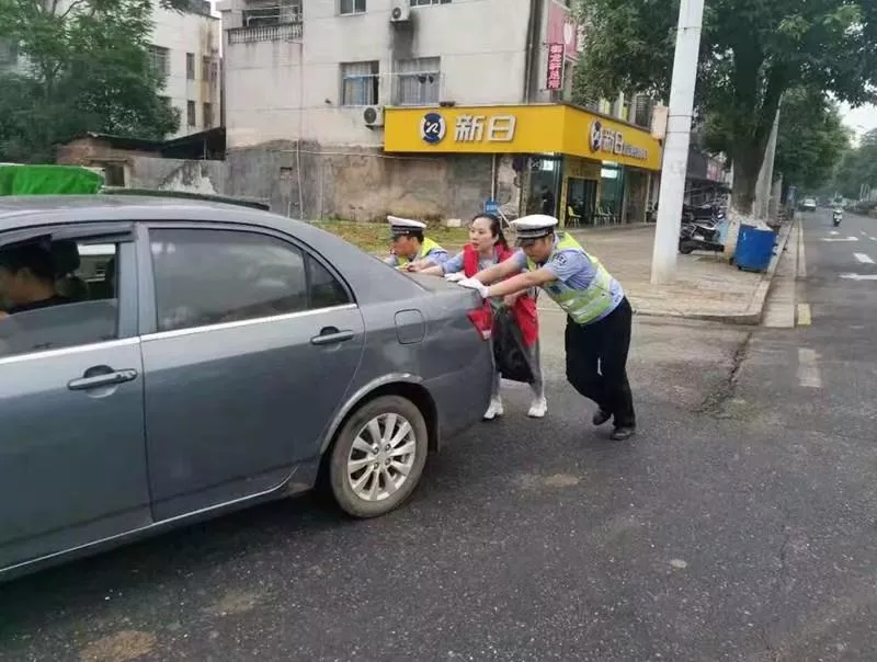 小车抛锚路中央 警民联手来帮忙