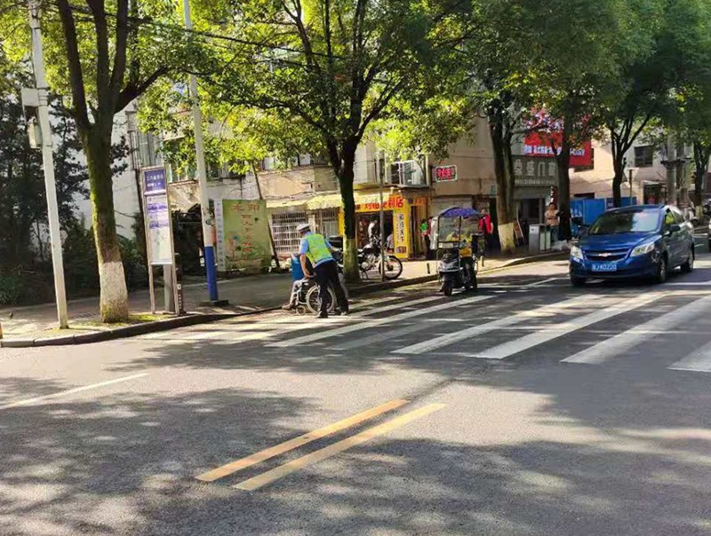 汉寿：三个感人故事同一天  这样的交警顶呱呱