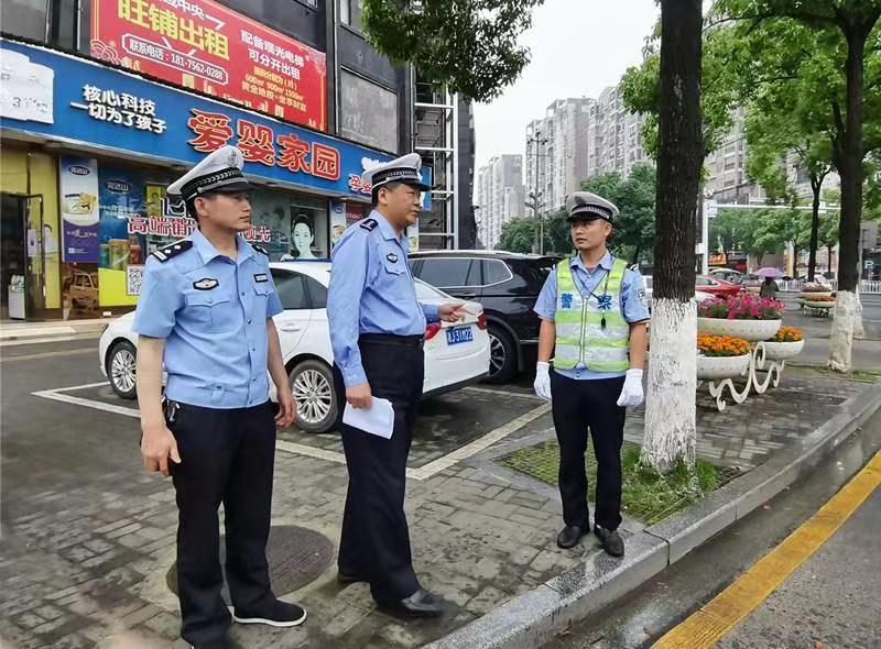 汉寿县交警大队负责人督导路面交通执勤工作