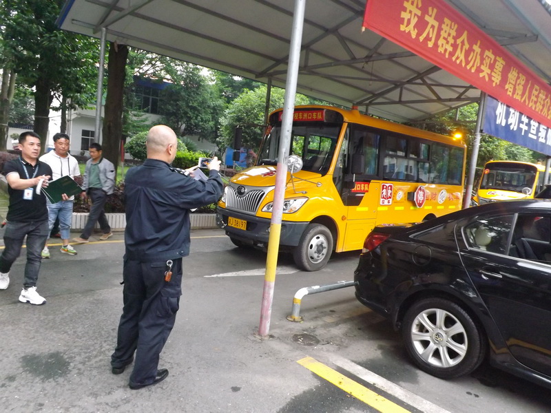 汉寿：车管民警加班忙  校车标牌随时办