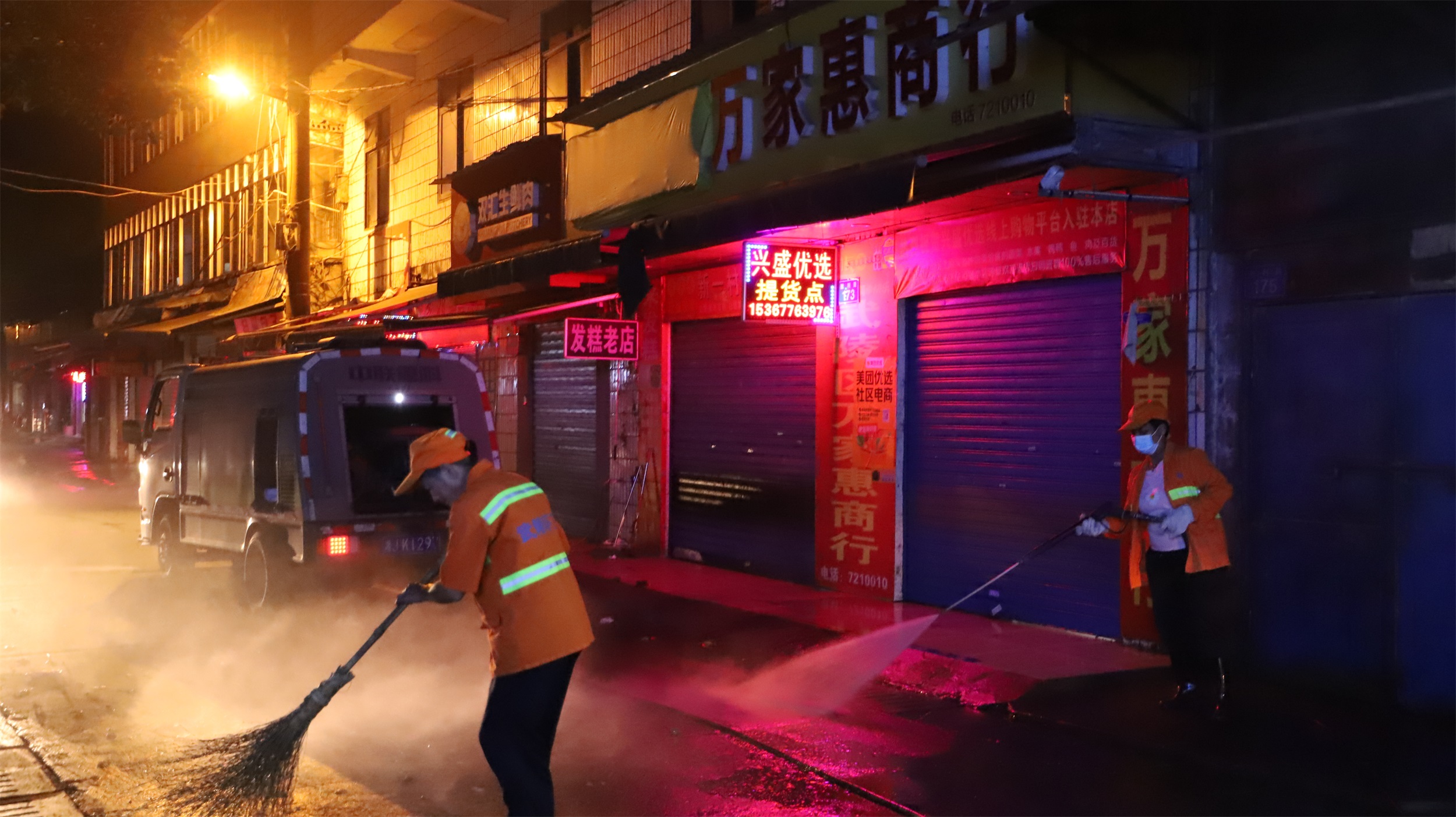 武陵环卫夜间行动  开展路面“三清”工作