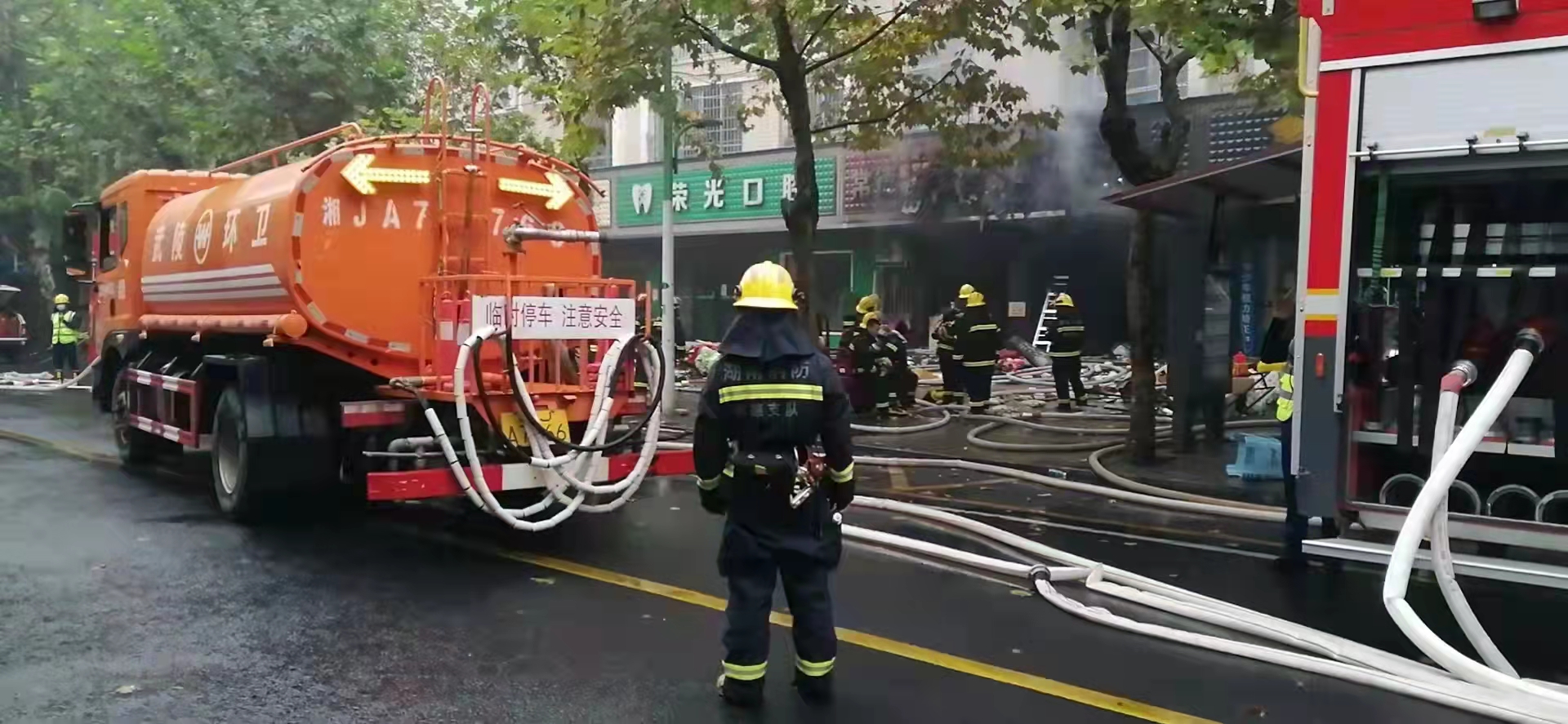 3台10吨级洒水车出动  武陵环卫应援消防救火