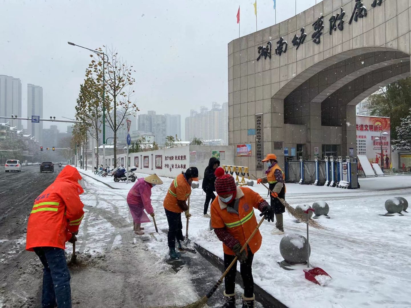 大雪突降 “橙衣”护航