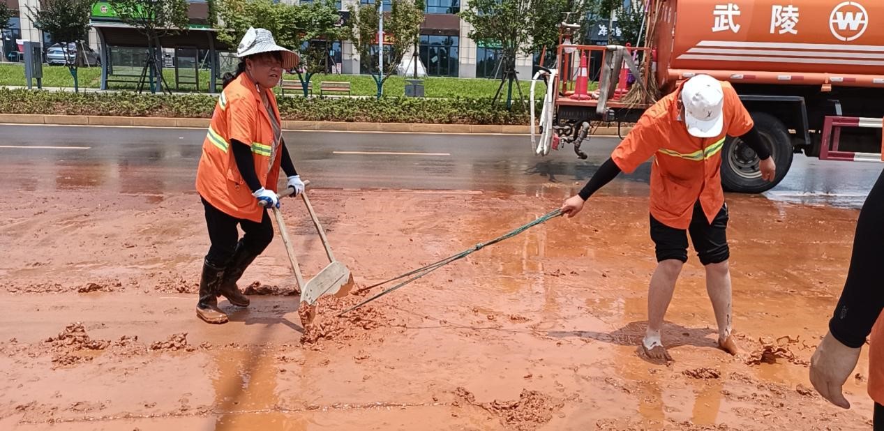 【文明常德·爱在武陵】 一场暴雨一场泥 环卫清淤在行动