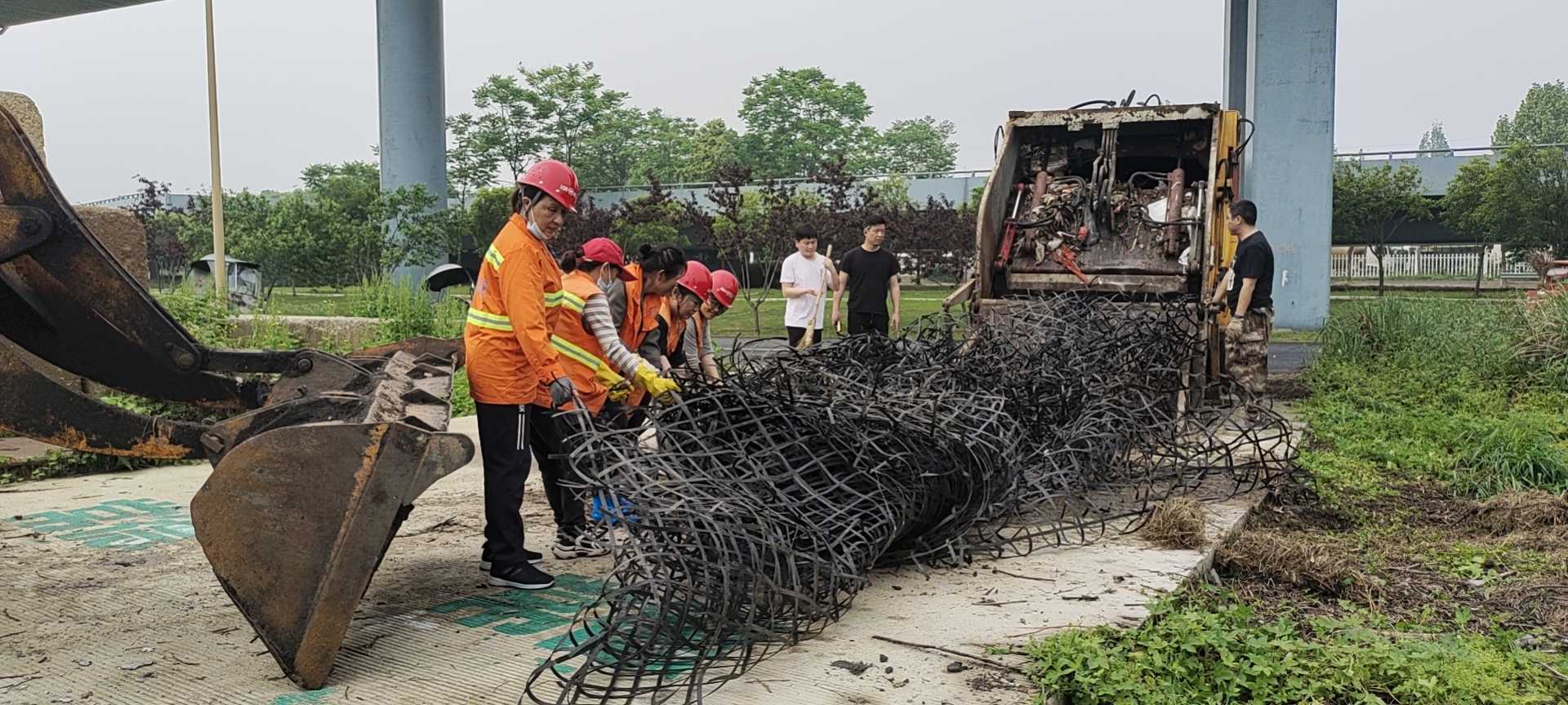 武陵环卫及时清理建筑垃圾 保障市民安全出行