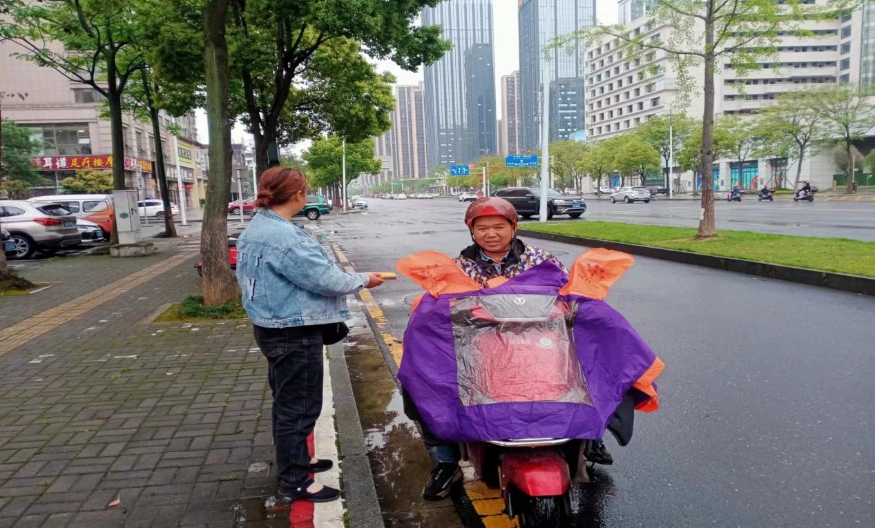 武陵环卫工人王亚 拾金不昧暖人心