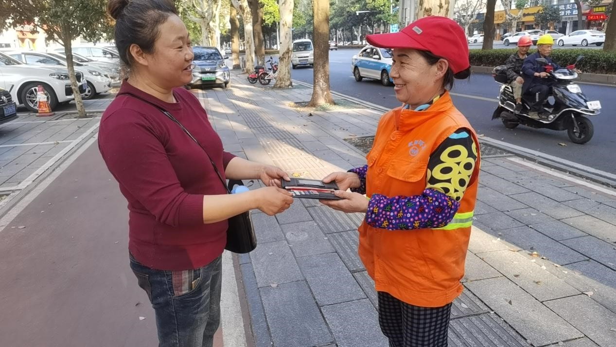 拾金不昧暖人心 文明汇聚正能量