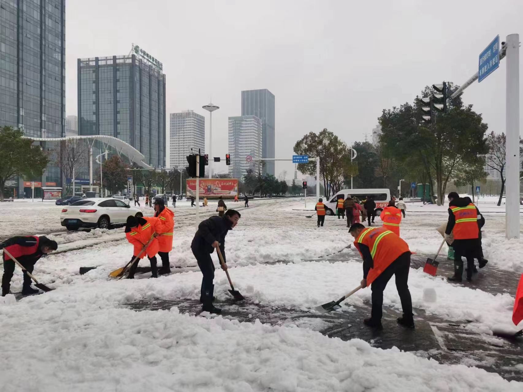 武陵区环境卫生服务中心：战冰雪 保畅通