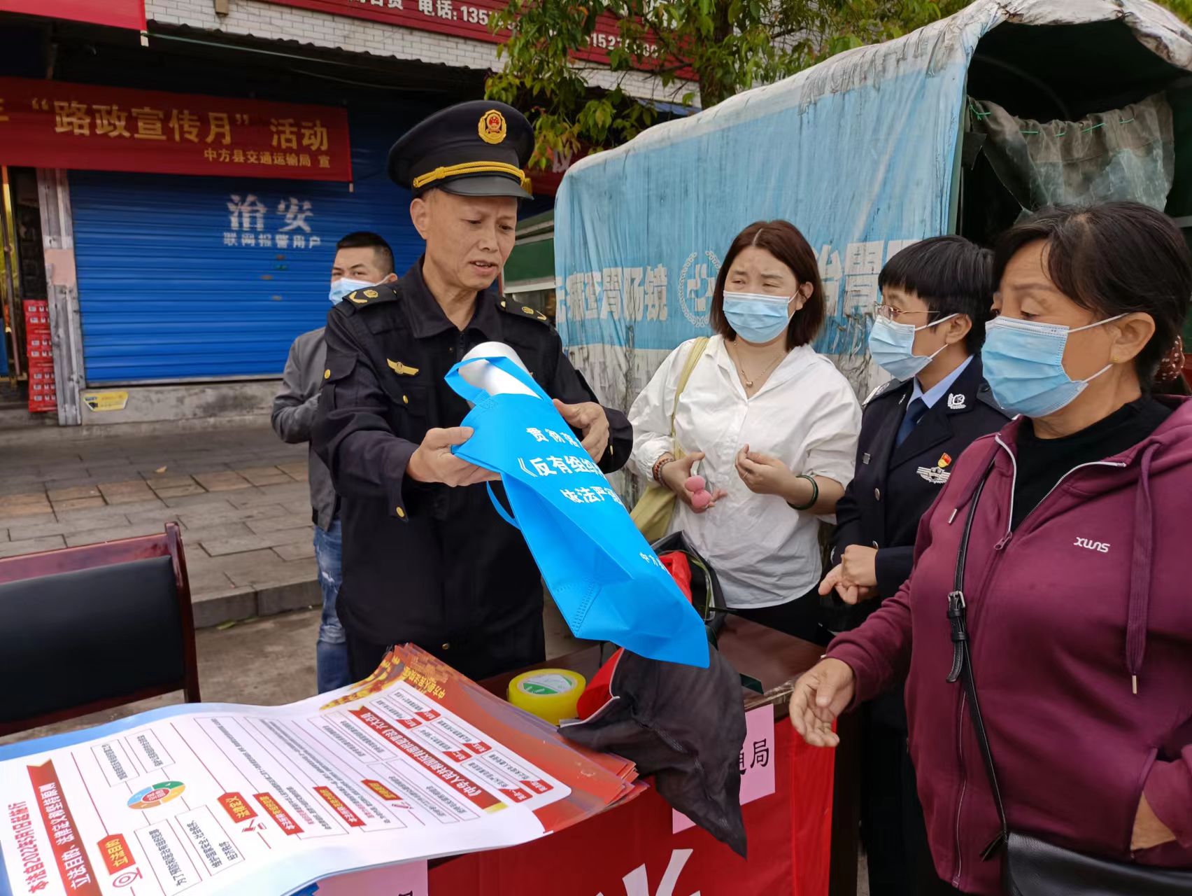 中方县交通运输综合行政执法大队开展“路政宣传月”活动