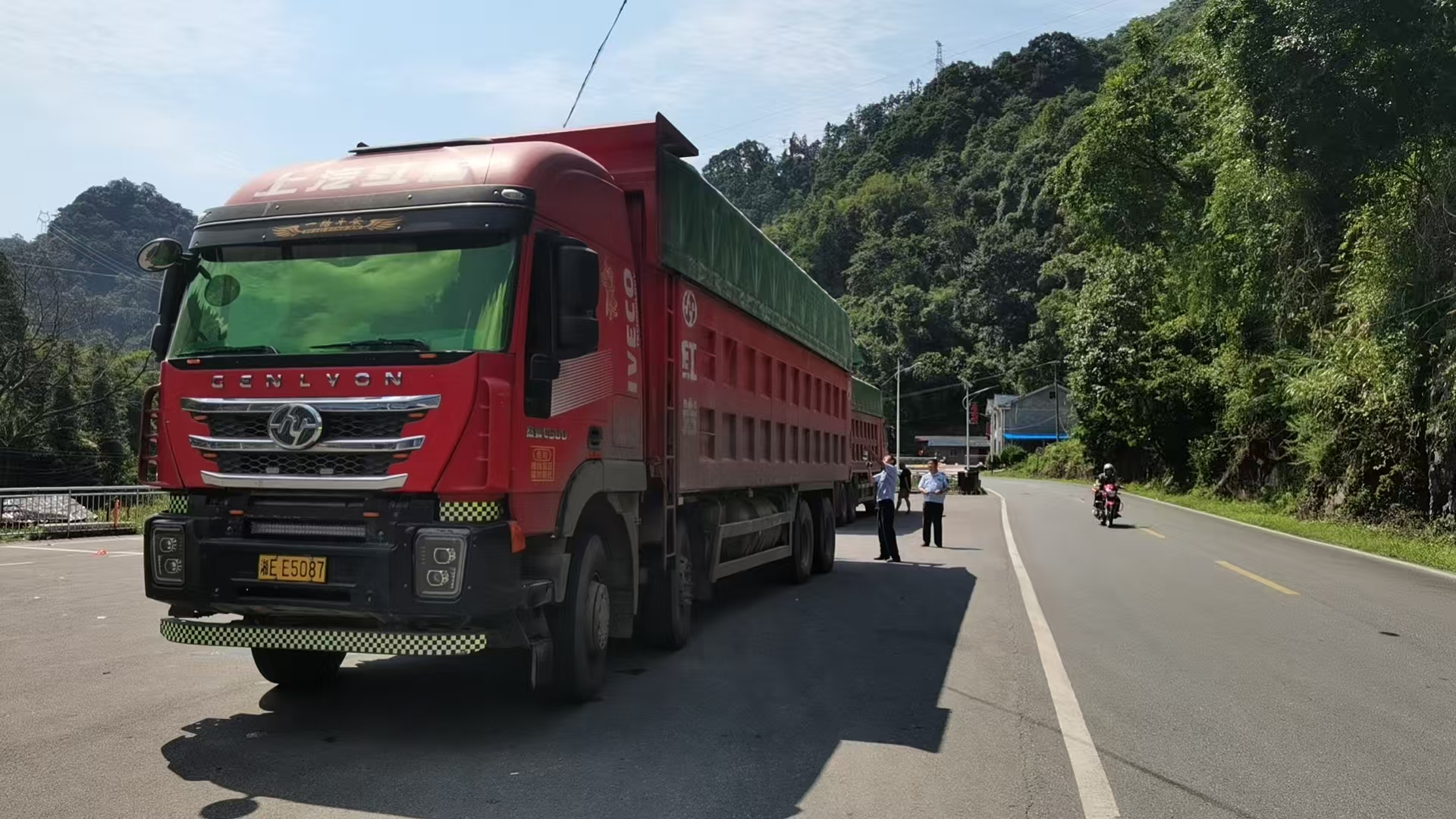 严查超载改装！中方县交通执法“组合拳”筑牢道路安全防线
