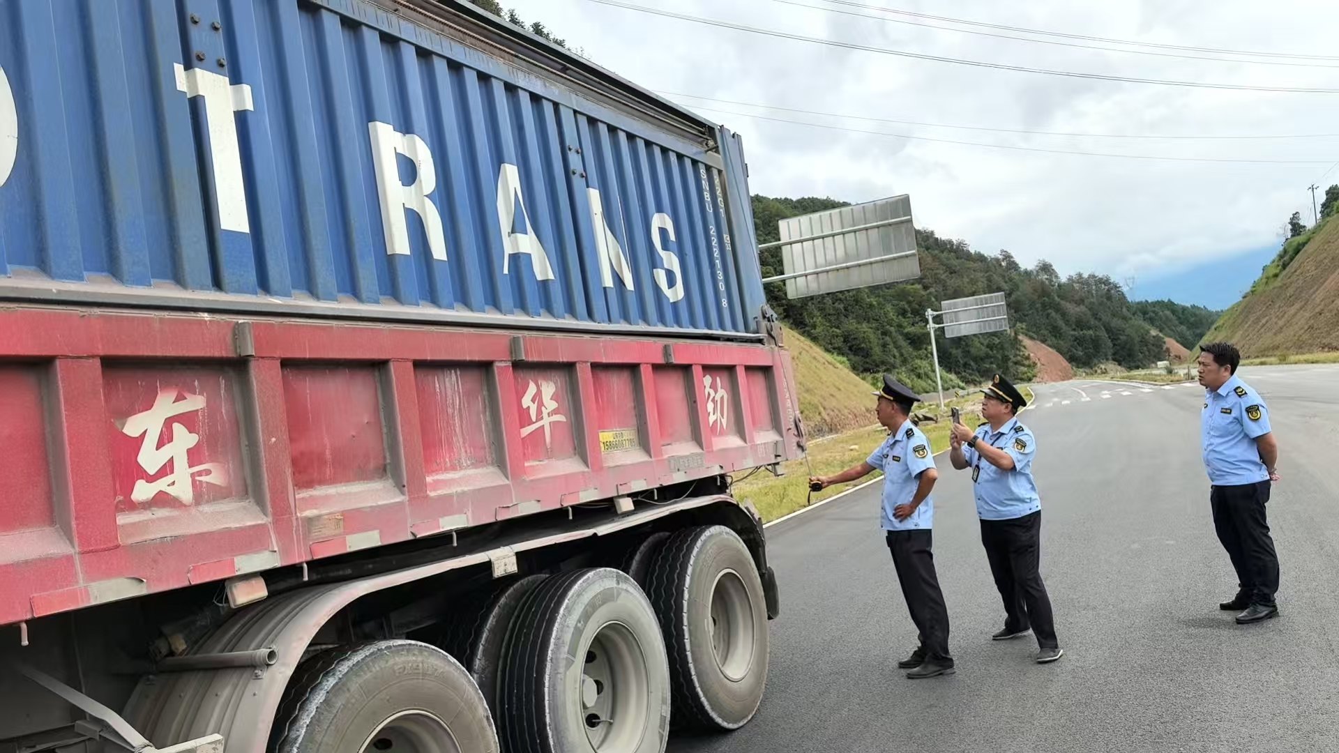 中方县交通运输综合行政执法大队查处两辆非法改装货车