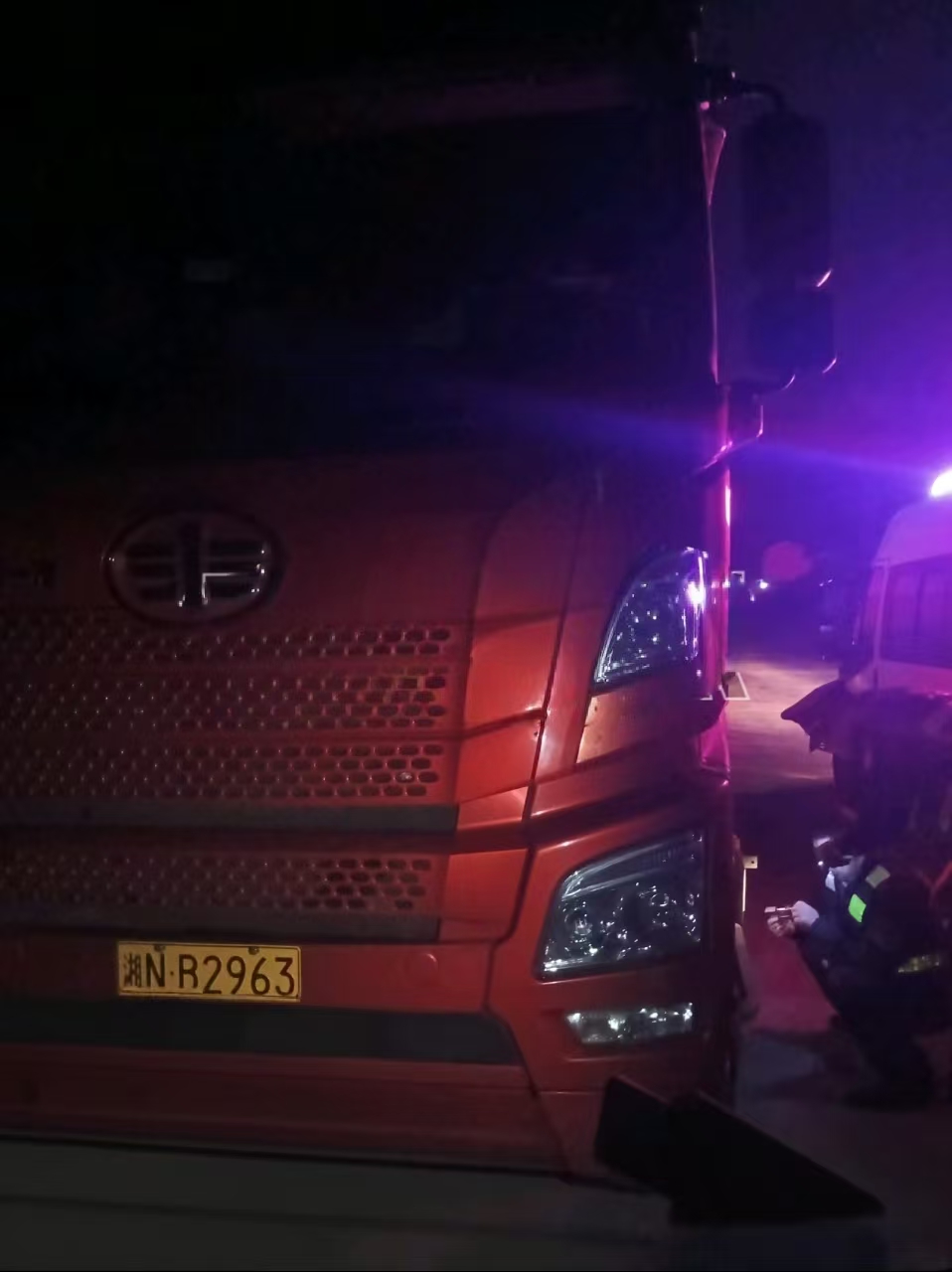 中方县交通运输综合行政执法大队开展夜间治超执法突击行动