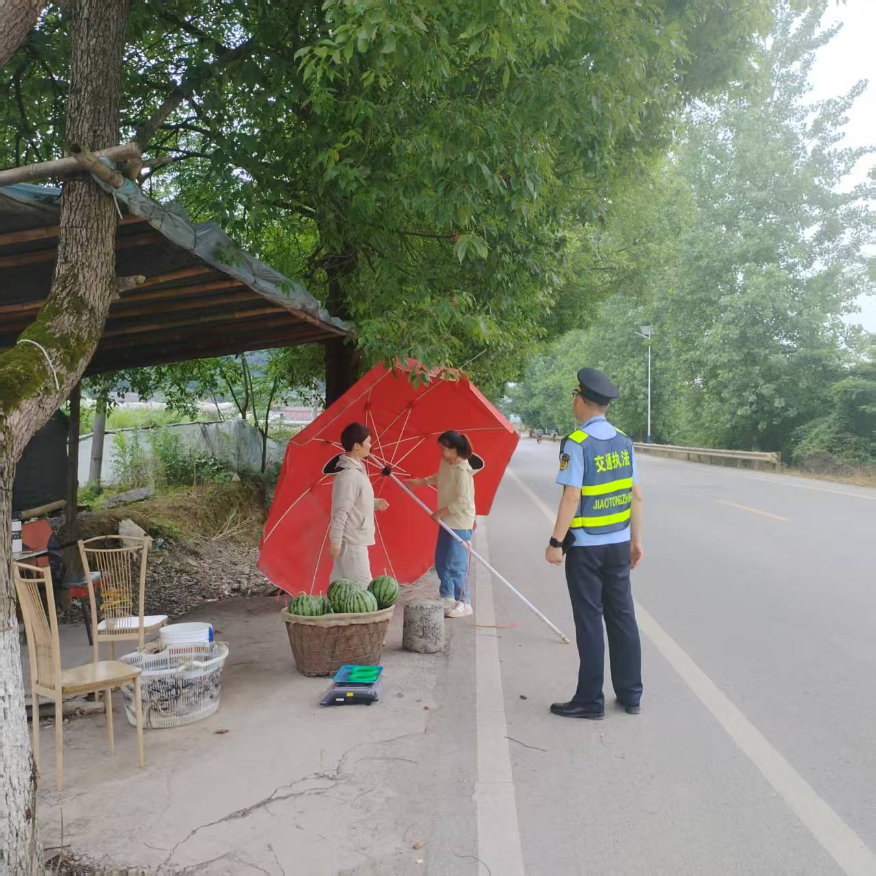 中方县交通运输综合行政执法大队：强化道路巡查及时清理占道经营行为