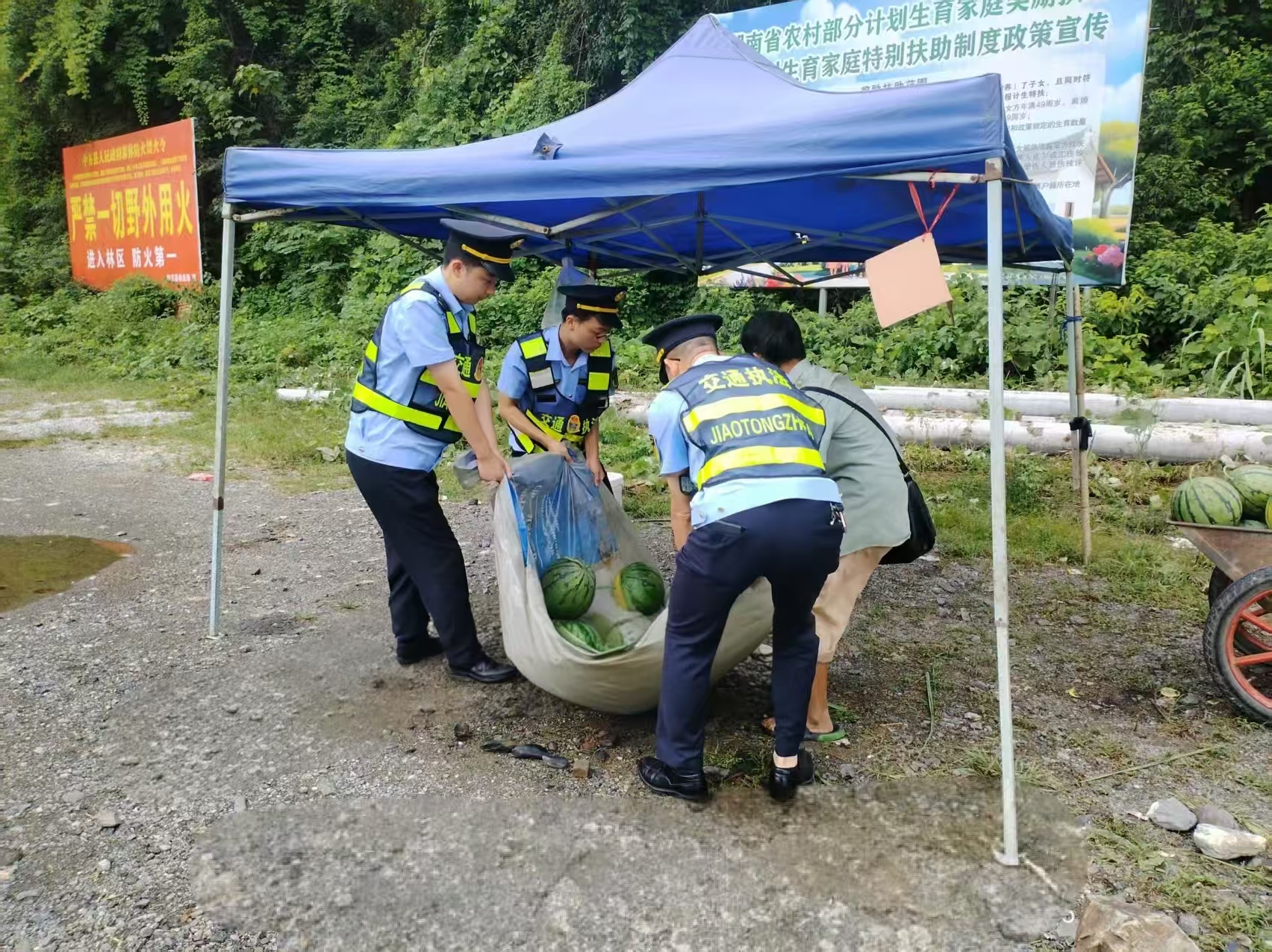 中方县交通运输综合行政执法大队开展路域环境专项整治行动