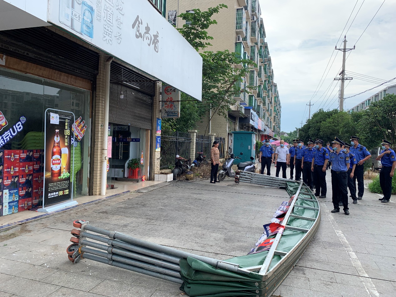 石鼓城管：整治违规建棚，消除安全隐患