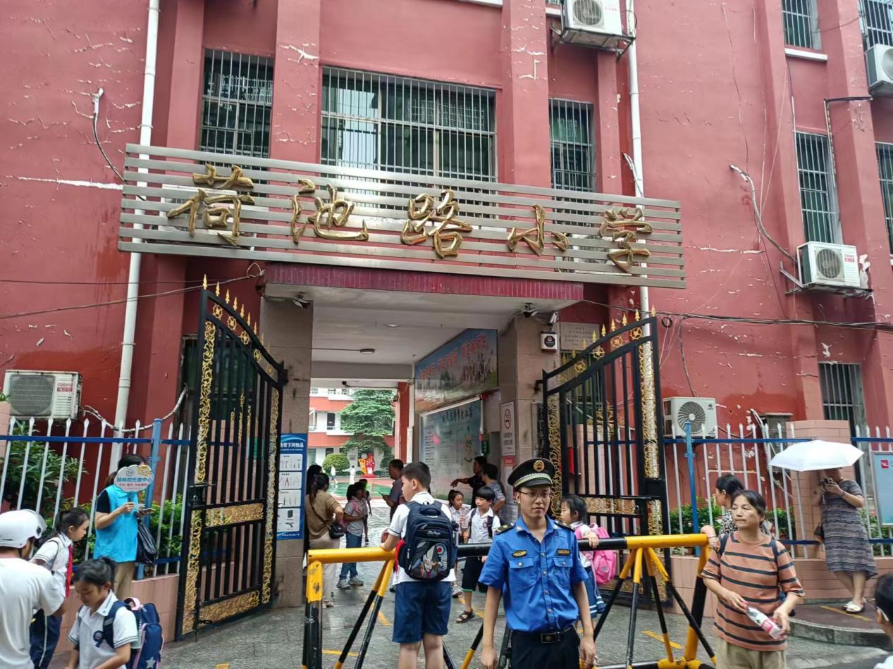 石鼓区城管局：助力开学季“护蕾”在行动