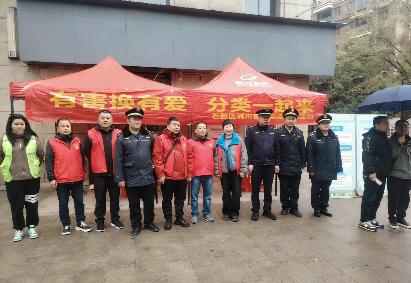 石鼓区多方联动开展垃圾分类宣传暨学雷锋志愿服务活动