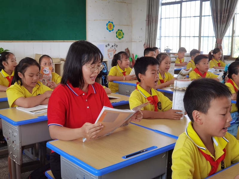 灵官庙小学开展“师生角色互换，劳动礼赞恩师”活动