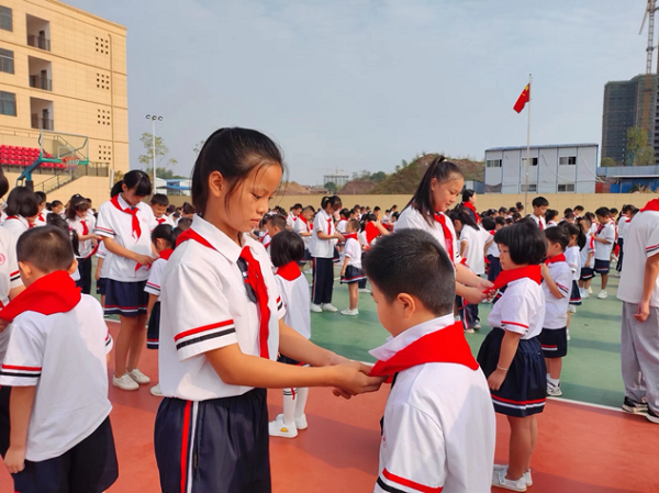 都司教育集团举行“喜迎二十大，争做好队员”一年级新生入队仪式