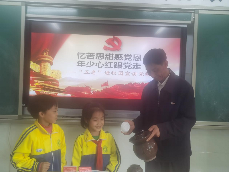 石鼓区三星小学邀请退休党员教师进校园宣讲党的二十大精神