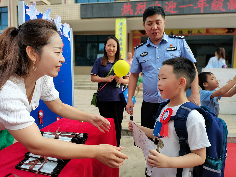 专属校徽、卷轴寄语——金源小学一年级新生入学惊喜连连