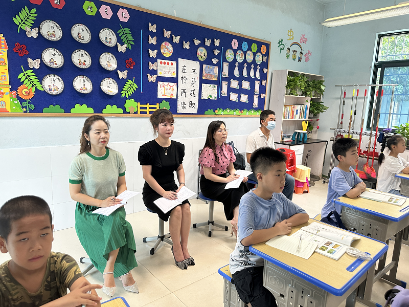 石鼓区教育局深入一线“随堂听课”  精准把脉提质量