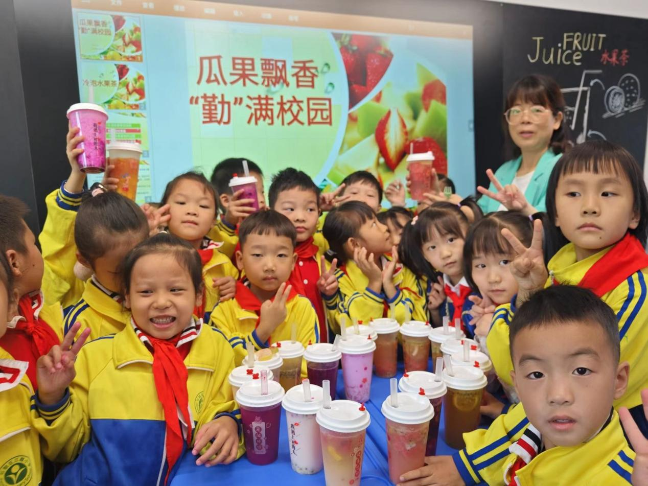 石鼓区江霞小学开展劳动实践活动，以水果茶开启快乐密码