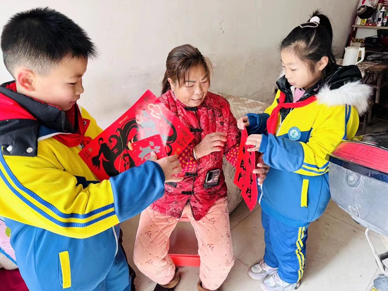 金源小学：翰墨飘香传福韵，迎春纳福送春联