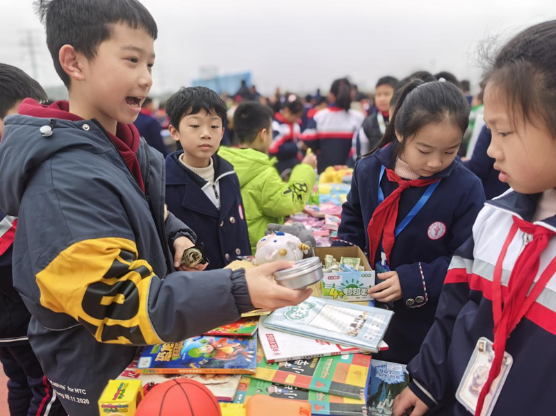 华耀小学这场爱心义卖活动，寓教于乐培养“小小雷锋”