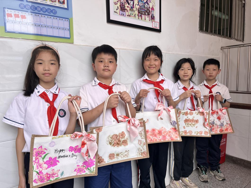 浓情五月，荷池路小学的孩子们这样赞美母亲！