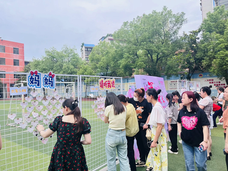 演武坪小学：家长会上亲子信 纸短情长爱流淌