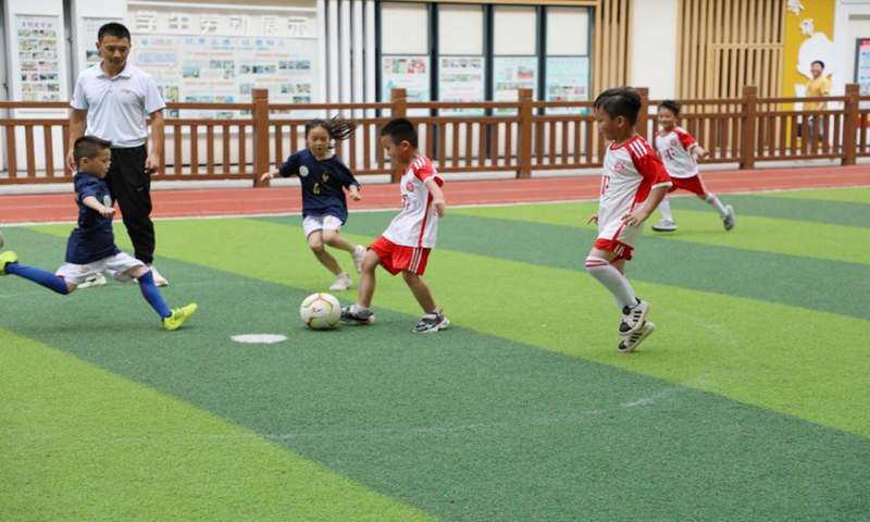 石鼓区人民路小学以足球为纽带，幼小牵手绿茵场
