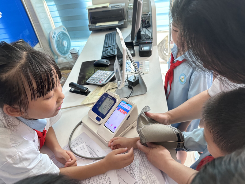 探索医学的奇妙世界——金源小学“小小医生们”的暑期特别行动