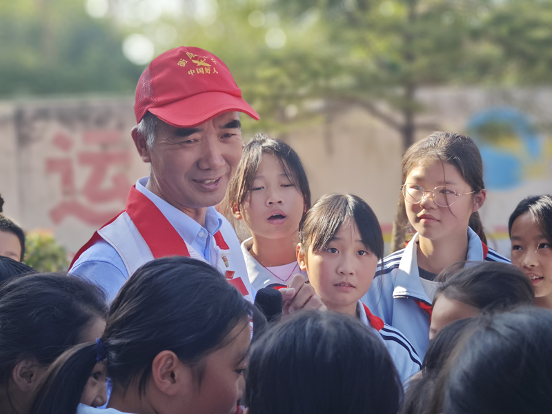 “中國(guó)好人”王永紅走進(jìn)石鼓區(qū)三星小學(xué)，講授有溫度的思政課