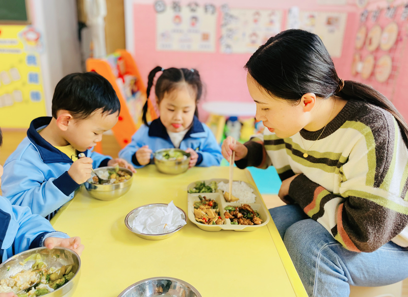 石鼓区西湖幼儿园举办半日开放活动，让家长见证孩子的成长