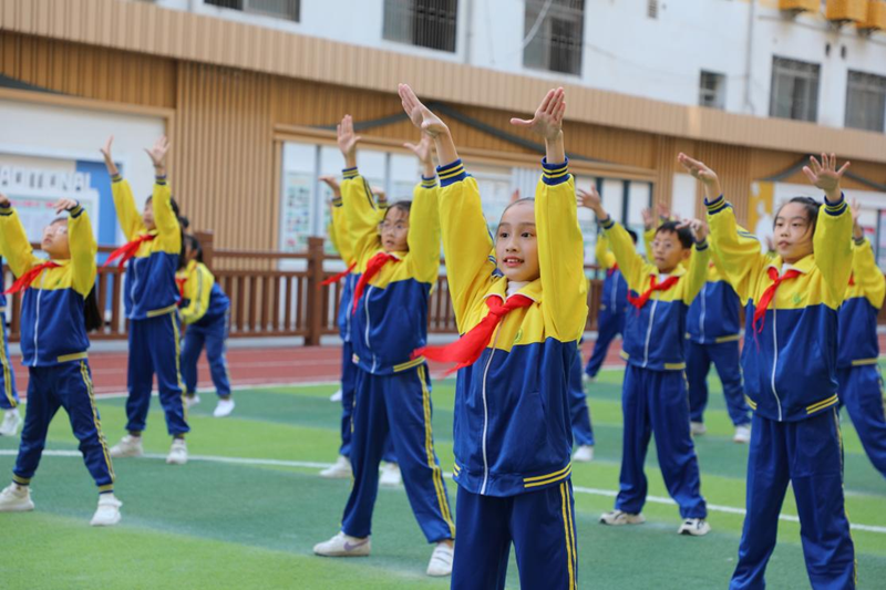 石鼓区人民路小学千人思政课间操，跳出少年文化自信