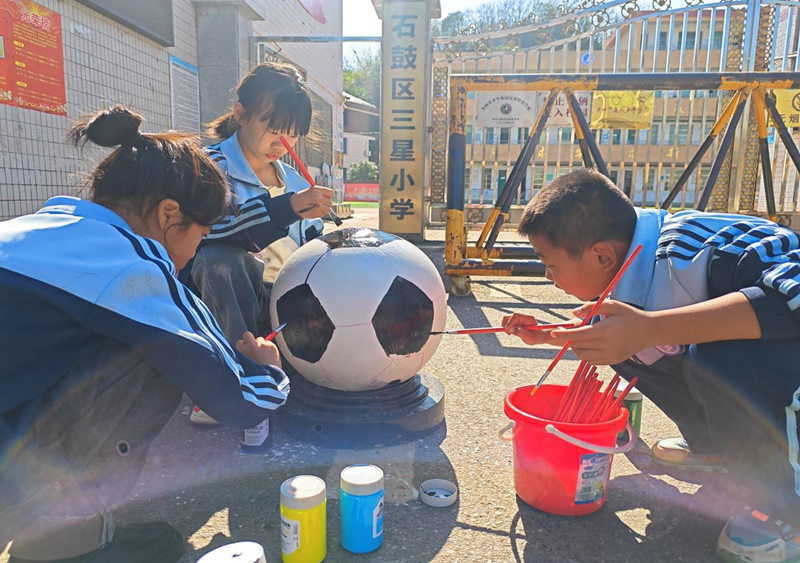 安全“墩”到位！石鼓区这个学校的“足球”防撞墩让安全不“撞”南墙
