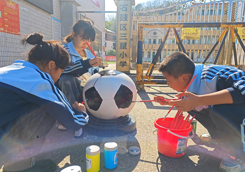 安全“墩”到位！石鼓區(qū)這個(gè)學(xué)校的“足球”防撞墩讓安全不“撞”南墻