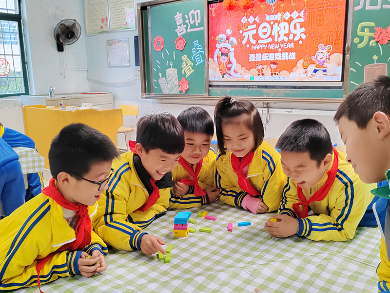 滚铁环、跳皮筋……金源小学庆元旦传统游戏嗨翻天