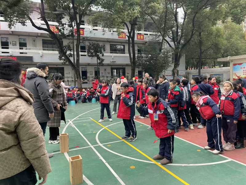 石鼓区建设新村小学举行“元旦五育秀”，少年们玩转古今迎新年