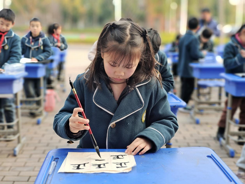 石鼓区江霞小学用笔墨书写时代清廉志