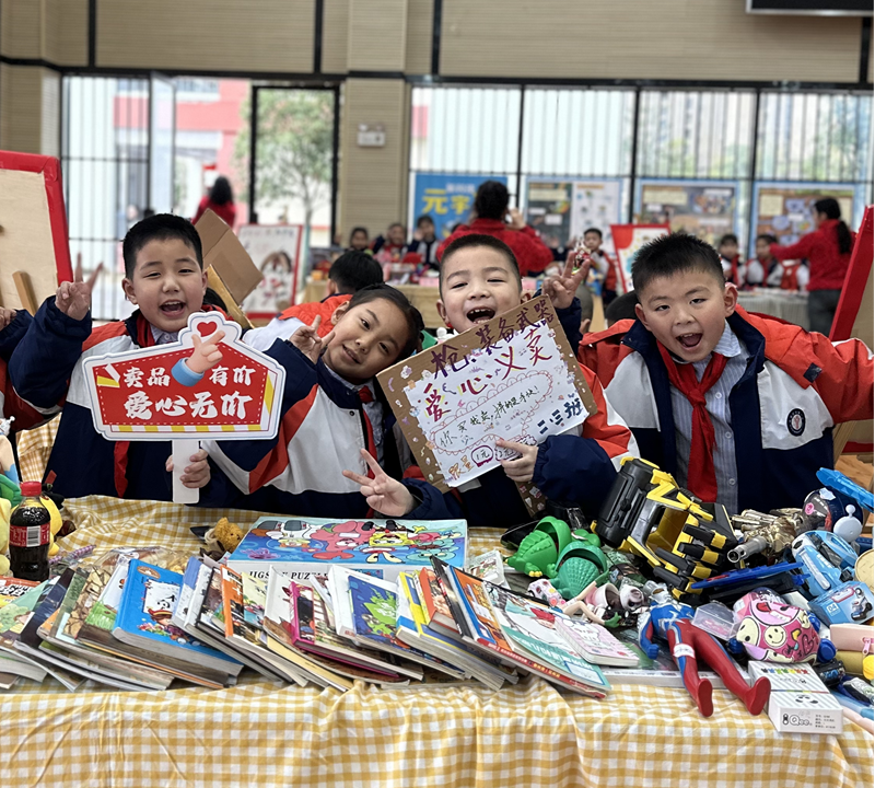 石鼓区华耀小学1700余名师生用爱心点亮公益星空