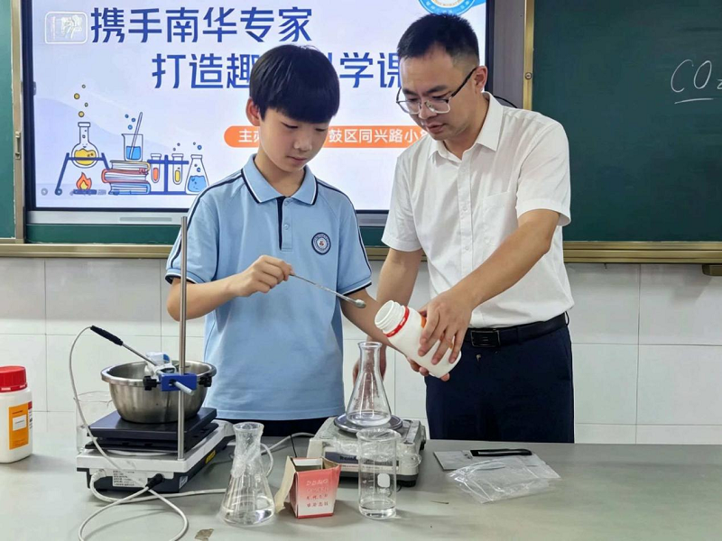 “点水成冰”、水滴弹跳……石鼓区同兴路小学的科普课堂有趣又有料