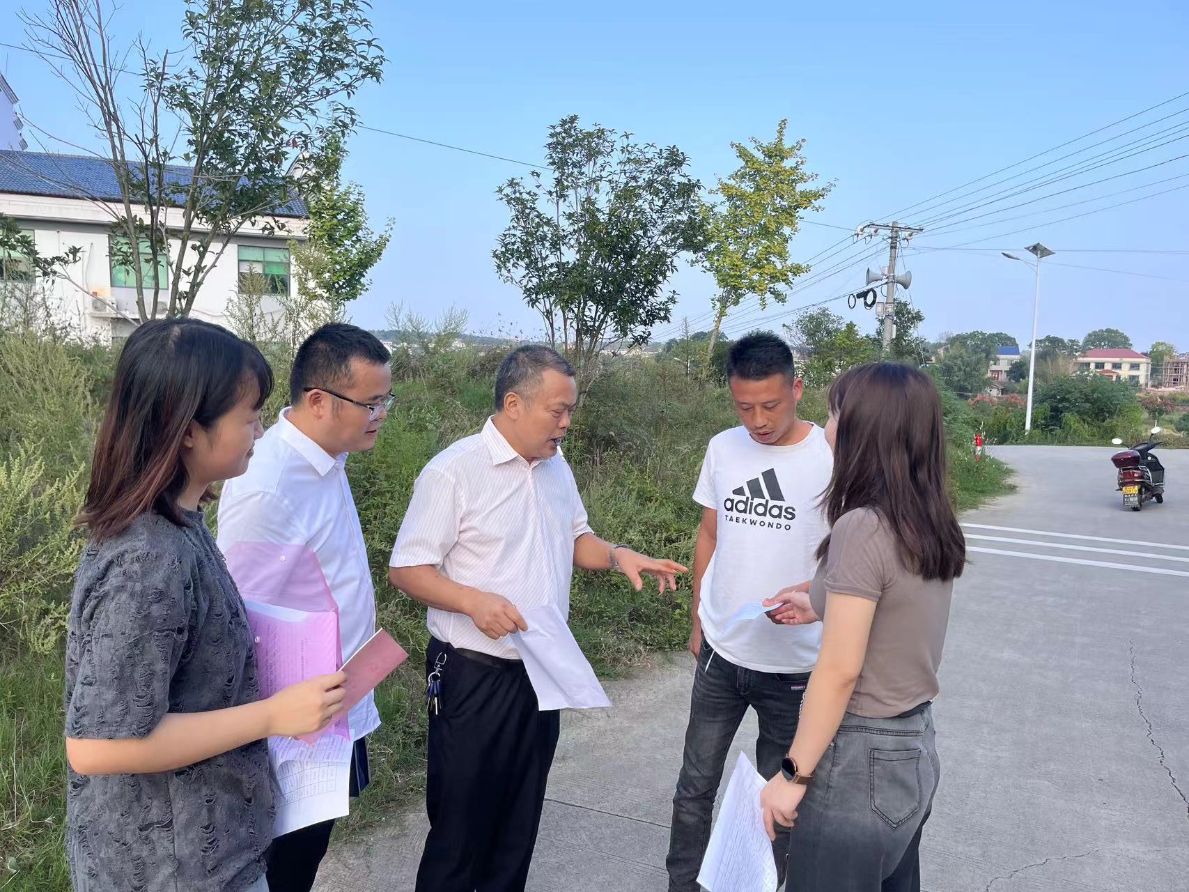 区发改局开展综治、禁毒民调入户走访宣传活动