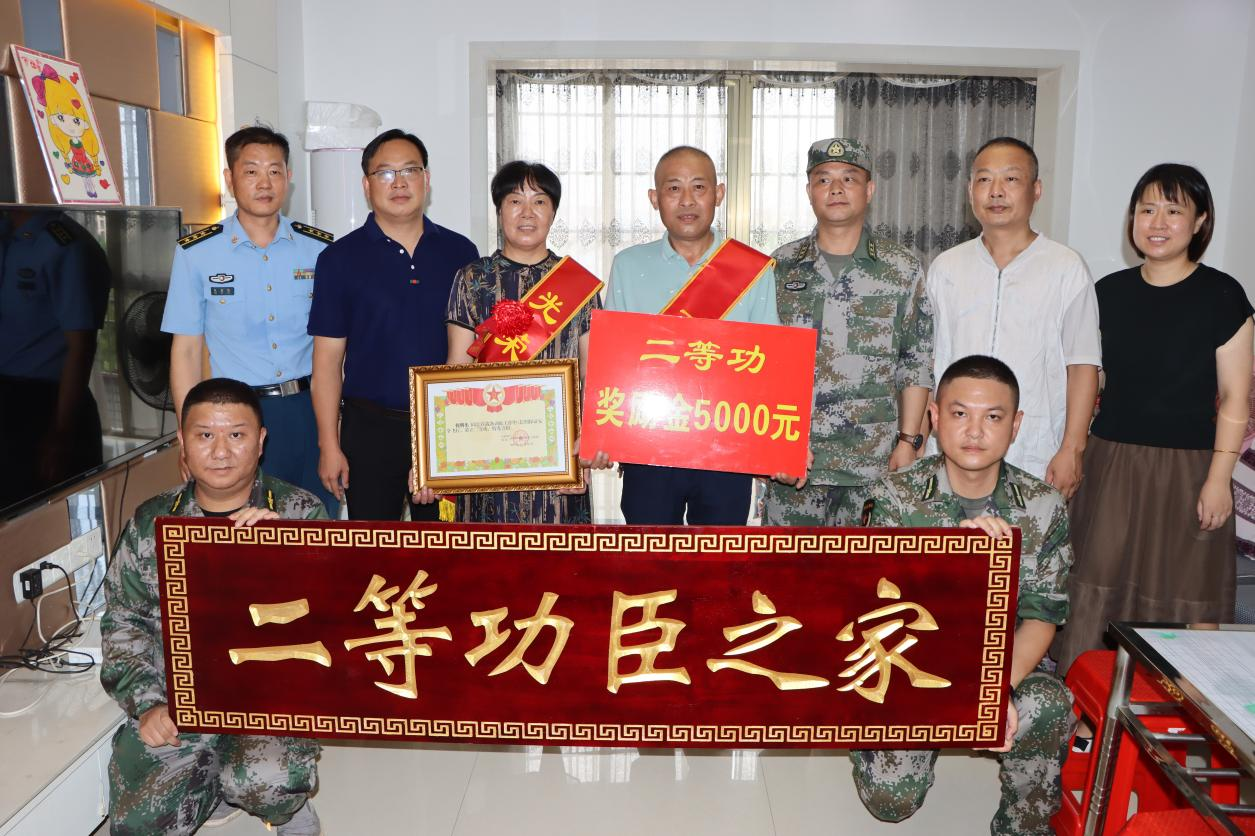 石鼓区八一期间开展集体送喜报活动
